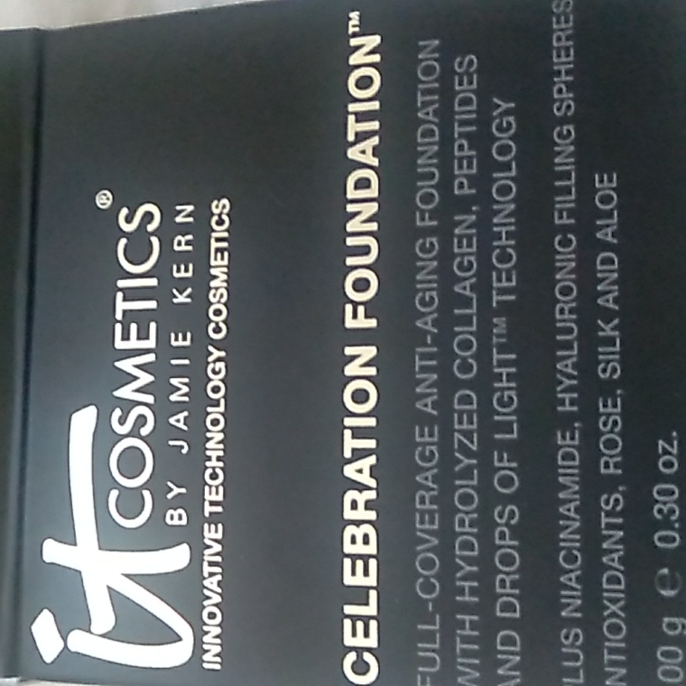 IT cosmetics Celebration Foundation - medium beige